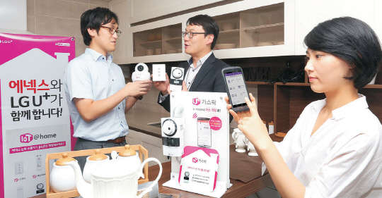 LG유플러스는 가구업체 에넥스와 손잡고 서울 에넥스 논현직매장에 홈 사물인터넷(IoT) 체험존을 구축했다. 회사 모델이 에넥스 가구매장에 구축된 홈IoT 서비스를 시연하고 있다. LG유플러스 제공